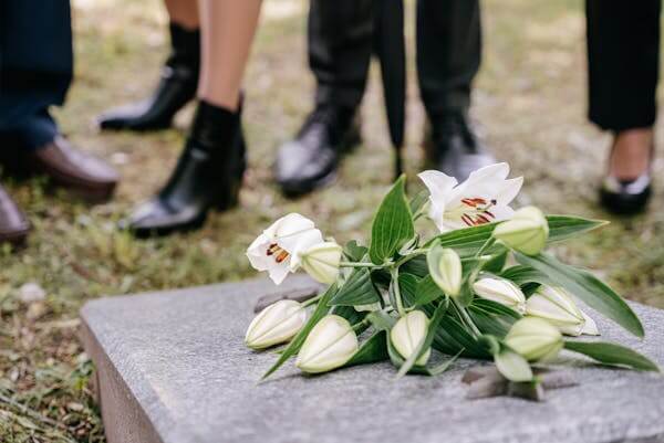 Read more about the article Sending Sympathy and Condolences: Thoughtful Gifts for European Friends